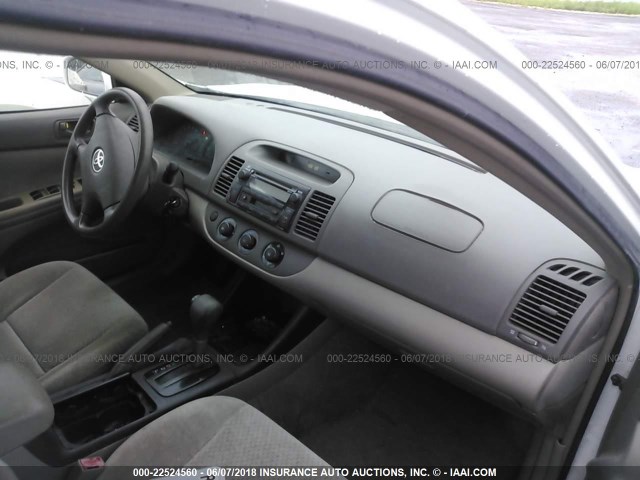 4T1BE32K03U132629 - 2003 TOYOTA CAMRY LE/XLE/SE თეთრი ფოტო 5