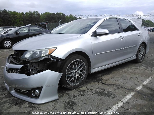 4T1BF1FK0CU087493 - 2012 TOYOTA CAMRY SE/LE/XLE ვერცხლისფერი ფოტო 2