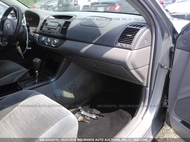 4T1BE32K45U555913 - 2005 TOYOTA CAMRY LE/XLE/SE SILVER photo 5