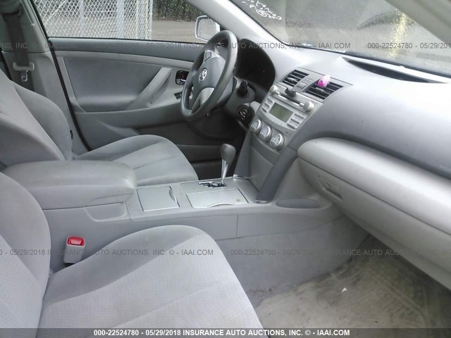 4T1BF3EK2BU606426 - 2011 TOYOTA CAMRY SE/LE/XLE SILVER photo 5