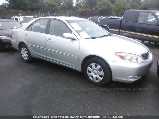JTDBE32KX40259305 - 2004 TOYOTA CAMRY LE/XLE SILVER photo 1