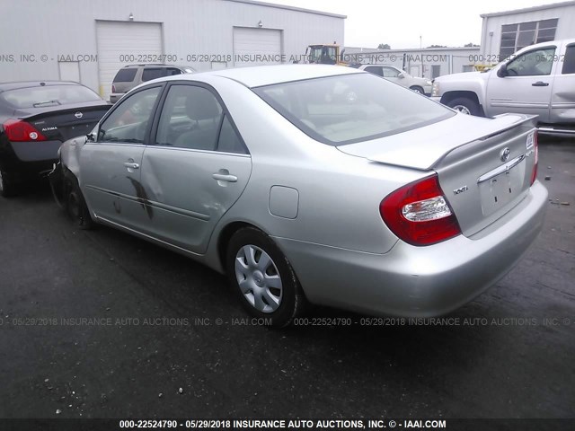 JTDBE32KX40259305 - 2004 TOYOTA CAMRY LE/XLE SILVER photo 3