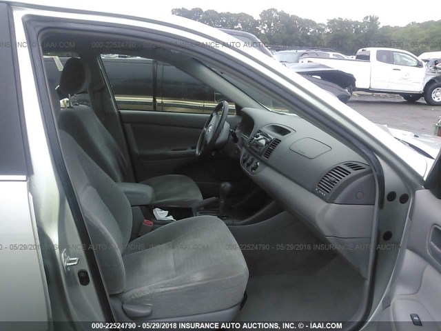 JTDBE32KX40259305 - 2004 TOYOTA CAMRY LE/XLE SILVER photo 5