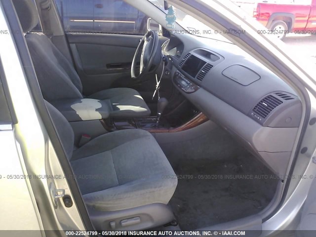 JTDBE32K020047722 - 2002 TOYOTA CAMRY LE/XLE/SE ვერცხლისფერი ფოტო 5