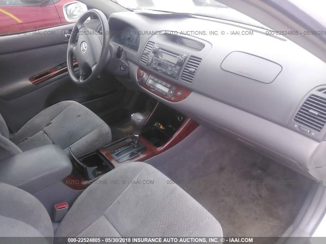 4T1BE32K62U033991 - 2002 TOYOTA CAMRY LE/XLE/SE WHITE photo 5
