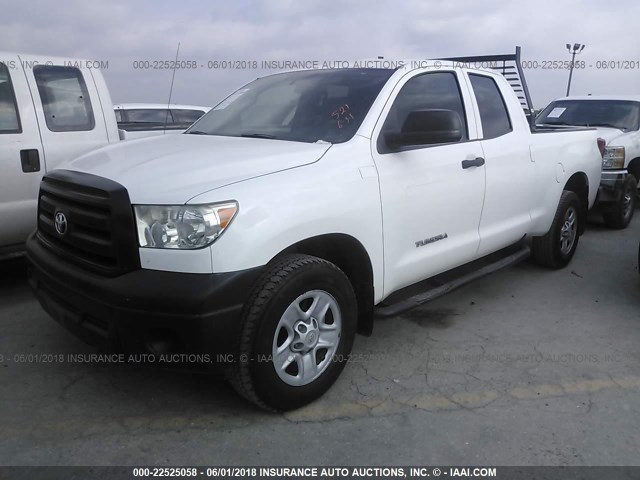 5TFRM5F14DX054231 - 2013 TOYOTA TUNDRA DOUBLE CAB SR5 WHITE photo 2