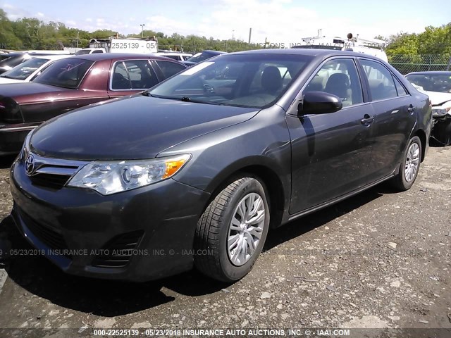 4T1BF1FK6CU044678 - 2012 TOYOTA CAMRY SE/LE/XLE ნაცრისფერი ფოტო 2
