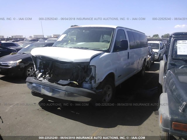 1GAHG39UX51156322 - 2005 CHEVROLET EXPRESS G3500  WHITE photo 2