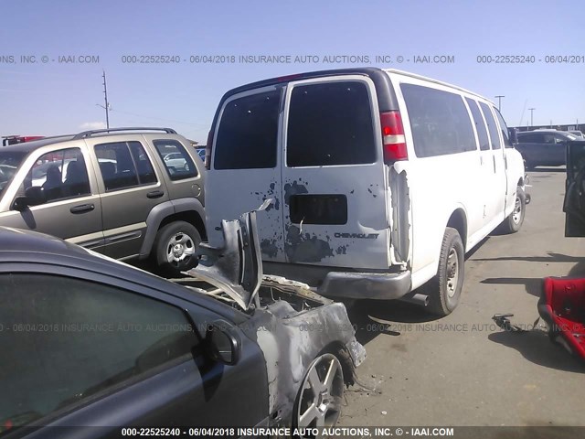 1GAHG39UX51156322 - 2005 CHEVROLET EXPRESS G3500  WHITE photo 4