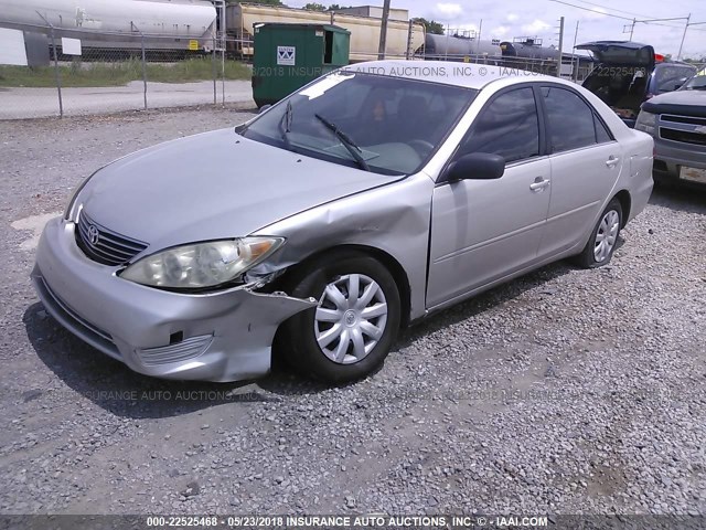 4T1BE32K95U610324 - 2005 TOYOTA CAMRY LE/XLE/SE ვერცხლისფერი ფოტო 2