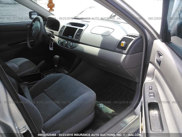 4T1BE32K95U610324 - 2005 TOYOTA CAMRY LE/XLE/SE ვერცხლისფერი ფოტო 5