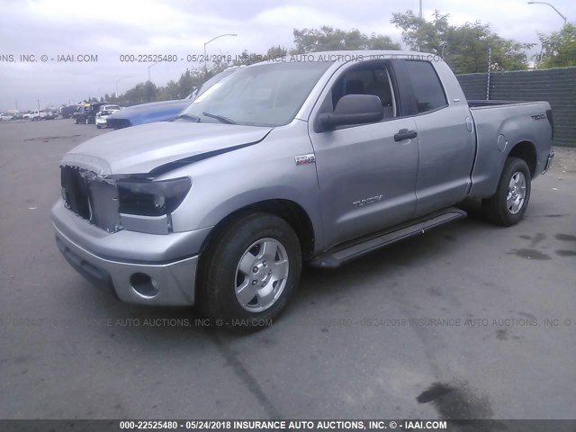 5TFRV54118X065371 - 2008 TOYOTA TUNDRA DOUBLE CAB/DOUBLE CAB SR5 SILVER photo 2