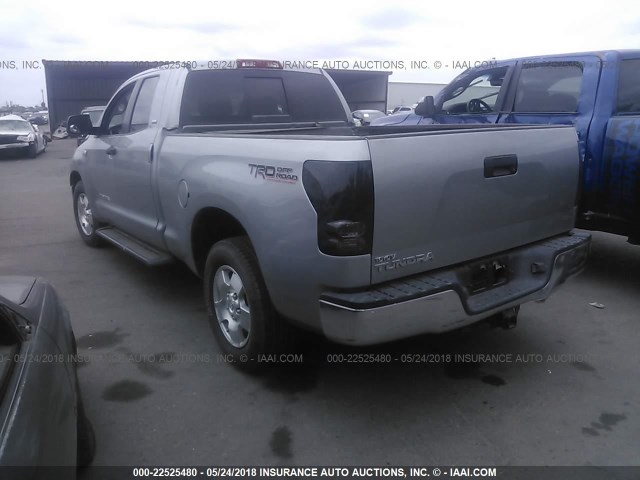 5TFRV54118X065371 - 2008 TOYOTA TUNDRA DOUBLE CAB/DOUBLE CAB SR5 SILVER photo 3