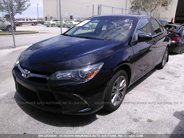 4T1BF1FK6HU404703 - 2017 TOYOTA CAMRY LE/XLE/SE/XSE BLACK photo 2