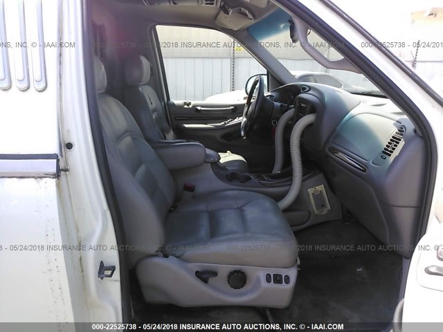 5LMRU27A2XLJ30885 - 1999 LINCOLN NAVIGATOR WHITE photo 5