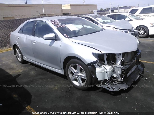 4T1BF1FK1EU433876 - 2014 TOYOTA CAMRY L/SE/LE/XLE Gümüş foto 1