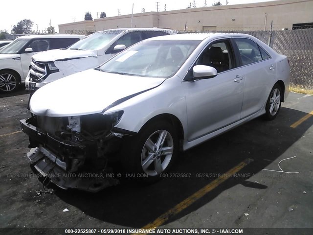 4T1BF1FK1EU433876 - 2014 TOYOTA CAMRY L/SE/LE/XLE Gümüş foto 2