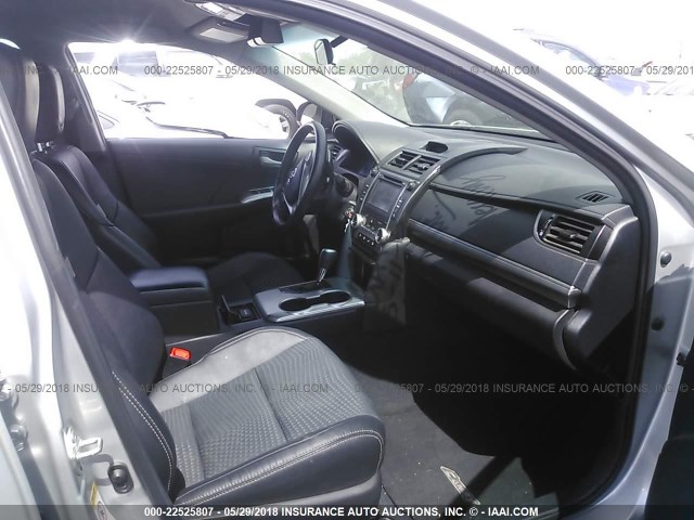 4T1BF1FK1EU433876 - 2014 TOYOTA CAMRY L/SE/LE/XLE Gümüş foto 5