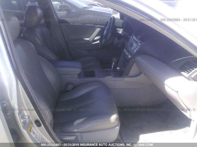 4T1BK46K07U038815 - 2007 TOYOTA CAMRY NEW GENERAT LE/XLE/SE SILVER photo 5