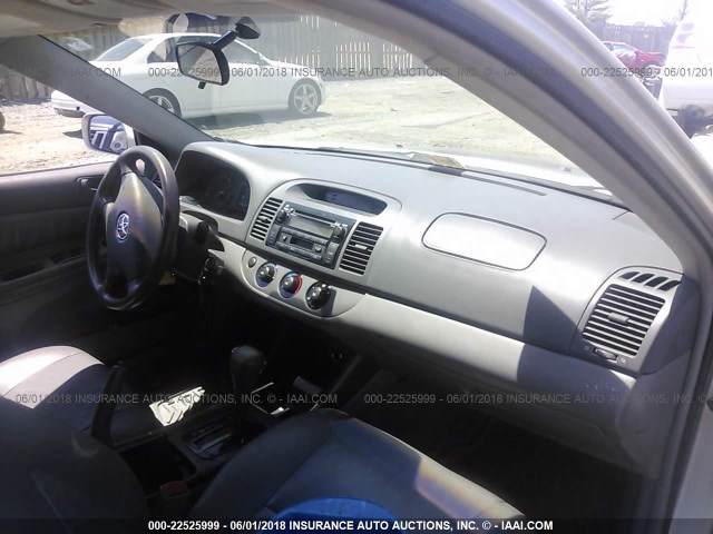 4T1BE32KX4U852053 - 2004 TOYOTA CAMRY LE/XLE/SE ვერცხლისფერი ფოტო 5