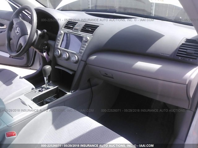 4T4BF3EK3BR134727 - 2011 TOYOTA CAMRY SE/LE/XLE 白色 照片 5
