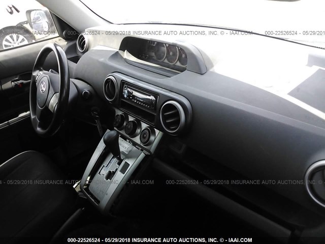 JTLKE50E581040507 - 2008 TOYOTA SCION XB WHITE photo 5