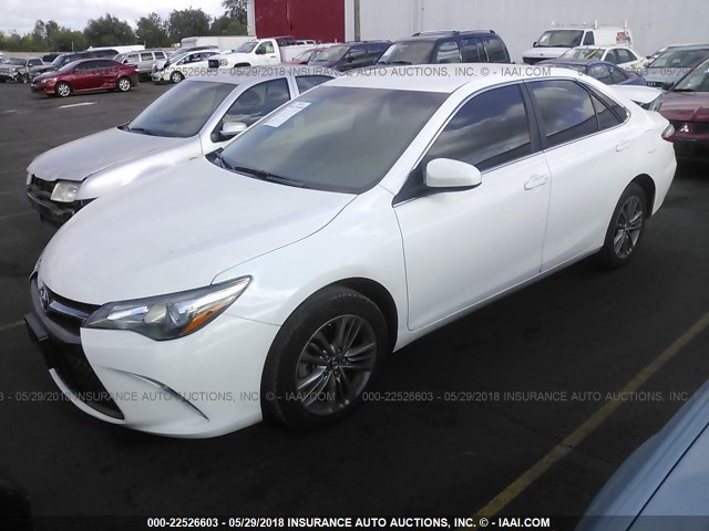 4T1BF1FK8GU153374 - 2016 TOYOTA CAMRY LE/XLE/SE/XSE WHITE photo 2