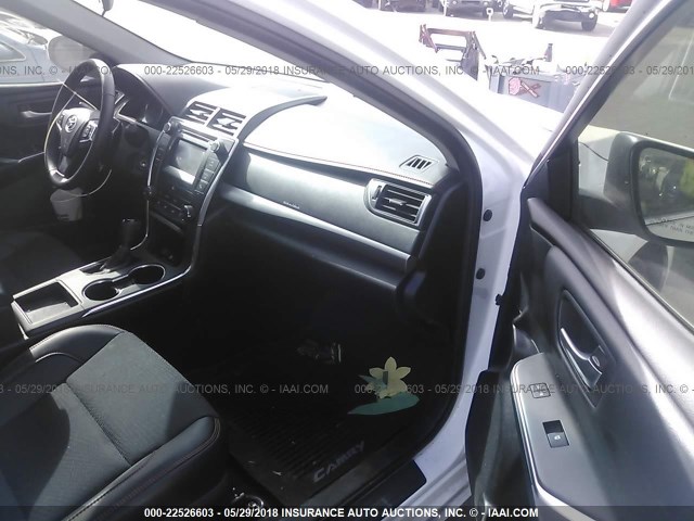 4T1BF1FK8GU153374 - 2016 TOYOTA CAMRY LE/XLE/SE/XSE WHITE photo 5