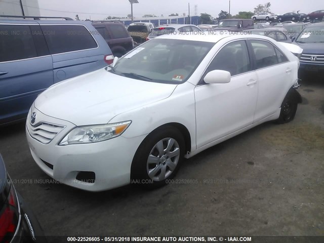 4T1BF3EK2BU665380 - 2011 TOYOTA CAMRY SE/LE/XLE WHITE photo 2