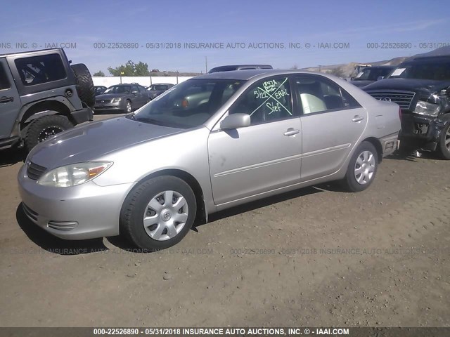 4T1BE32K94U854568 - 2004 TOYOTA CAMRY LE/XLE/SE ვერცხლისფერი ფოტო 2