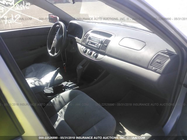 4T1BE32K94U854568 - 2004 TOYOTA CAMRY LE/XLE/SE ვერცხლისფერი ფოტო 5