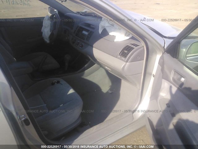 4T1BE32K13U751496 - 2003 TOYOTA CAMRY LE/XLE/SE 银色 照片 5