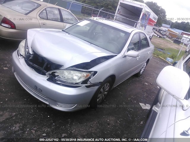 4T1BE32K35U577420 - 2005 TOYOTA CAMRY LE/XLE/SE ვერცხლისფერი ფოტო 2