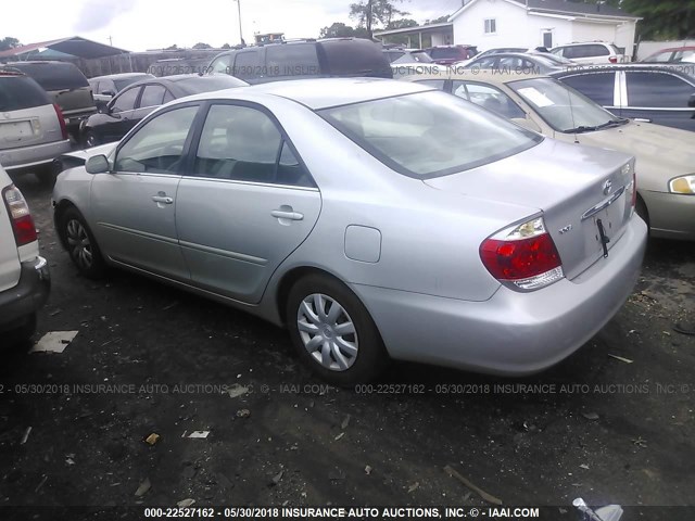 4T1BE32K35U577420 - 2005 TOYOTA CAMRY LE/XLE/SE ვერცხლისფერი ფოტო 3