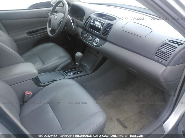4T1BE32K35U577420 - 2005 TOYOTA CAMRY LE/XLE/SE ვერცხლისფერი ფოტო 5