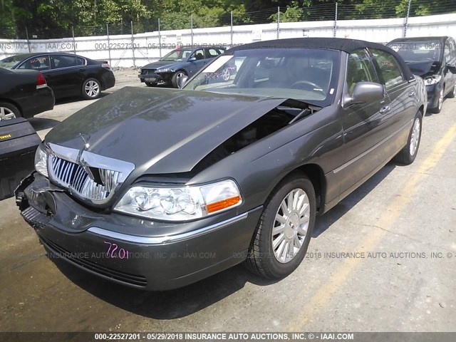 1LNHM81W63Y664197 - 2003 LINCOLN TOWN CAR EXECUTIVE GRAY photo 2