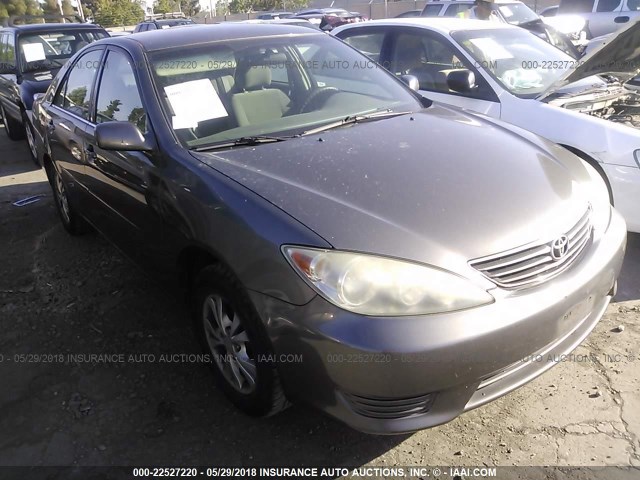 4T1BF30K95U617094 - 2005 TOYOTA CAMRY LE/XLE/SE ნაცრისფერი ფოტო 1