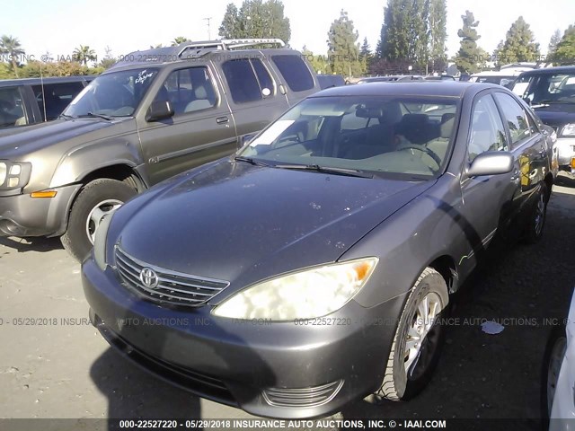 4T1BF30K95U617094 - 2005 TOYOTA CAMRY LE/XLE/SE ნაცრისფერი ფოტო 2