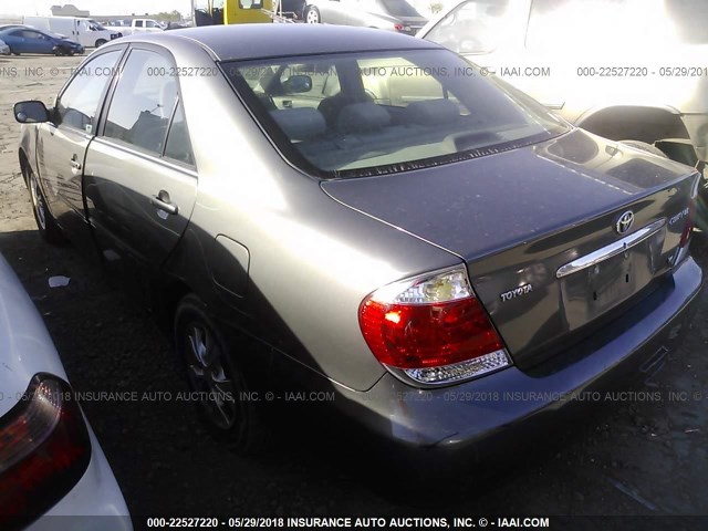 4T1BF30K95U617094 - 2005 TOYOTA CAMRY LE/XLE/SE ნაცრისფერი ფოტო 3