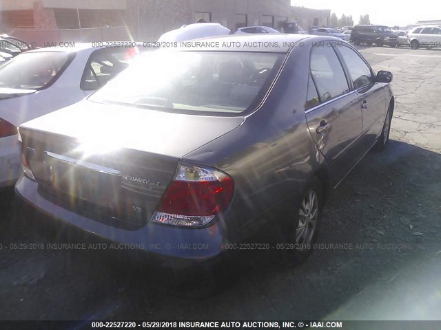 4T1BF30K95U617094 - 2005 TOYOTA CAMRY LE/XLE/SE ნაცრისფერი ფოტო 4