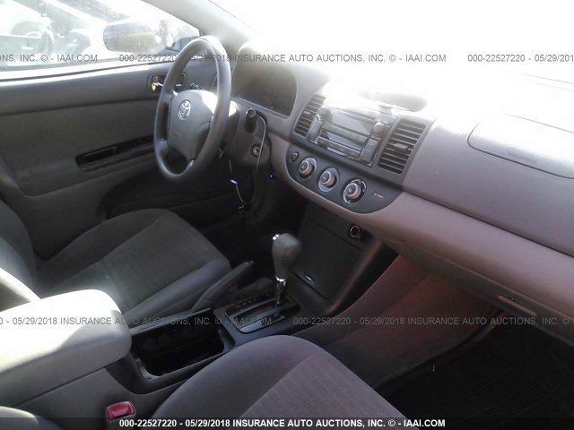4T1BF30K95U617094 - 2005 TOYOTA CAMRY LE/XLE/SE ნაცრისფერი ფოტო 5