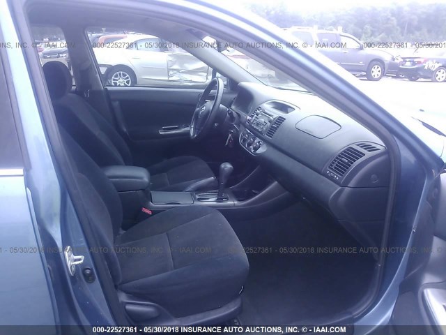 4T1BE32K02U555368 - 2002 TOYOTA CAMRY LE/XLE/SE ლურჯი ფოტო 5