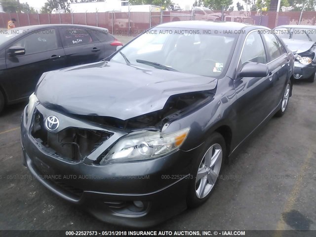 4T1BF3EK2BU739378 - 2011 TOYOTA CAMRY SE/LE/XLE GRAY photo 2