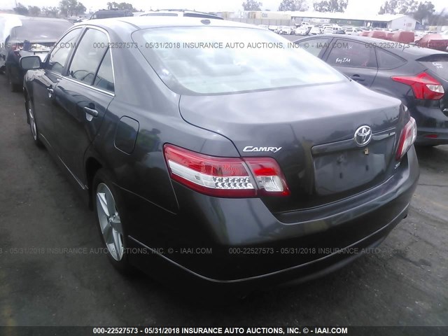 4T1BF3EK2BU739378 - 2011 TOYOTA CAMRY SE/LE/XLE GRAY photo 3