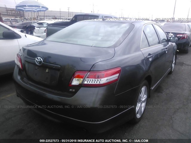 4T1BF3EK2BU739378 - 2011 TOYOTA CAMRY SE/LE/XLE GRAY photo 4
