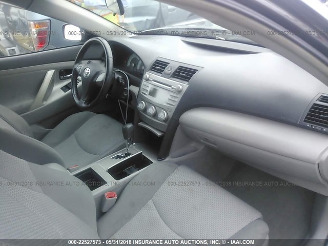4T1BF3EK2BU739378 - 2011 TOYOTA CAMRY SE/LE/XLE GRAY photo 5
