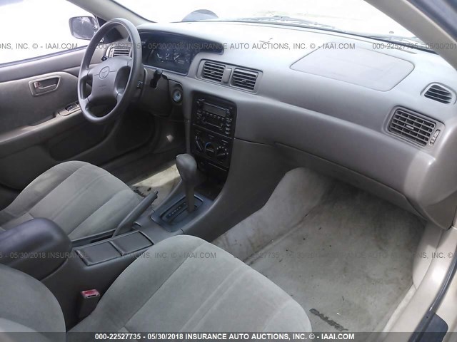 4T1BG22KX1U068102 - 2001 TOYOTA CAMRY CE/LE/XLE ბეჟი ფოტო 5