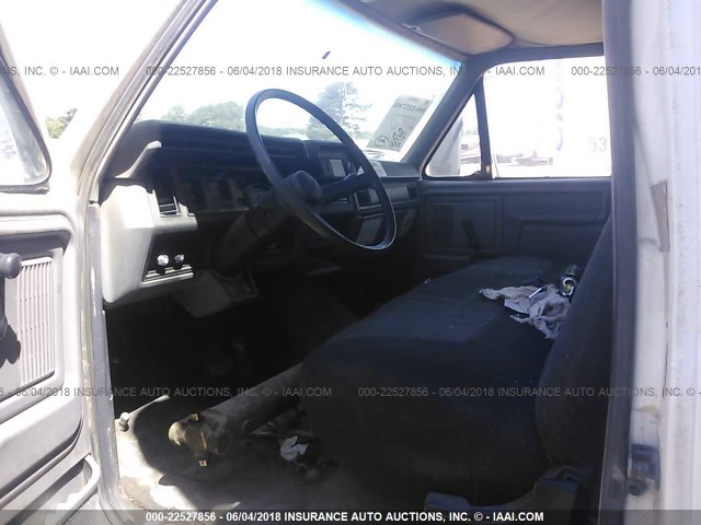 1FDNF70J4WVA00564 - 1998 FORD F700 WHITE photo 5