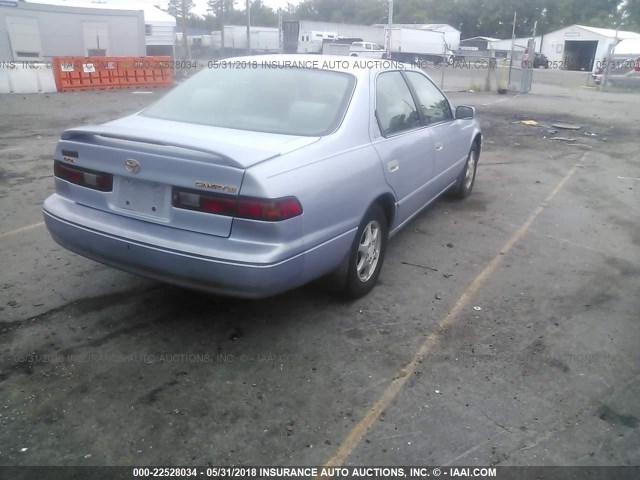 4T1BG22K8WU196121 - 1998 TOYOTA CAMRY CE/LE/XLE 浅蓝色 照片 4