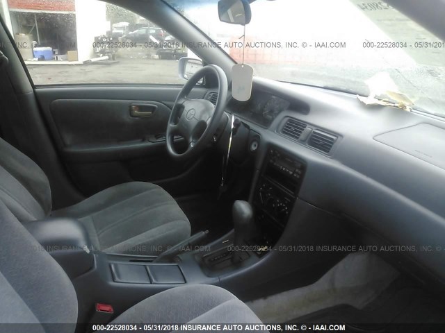 4T1BG22K8WU196121 - 1998 TOYOTA CAMRY CE/LE/XLE 浅蓝色 照片 5